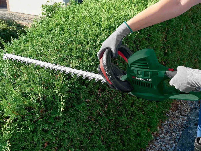  Cisaille électrique 650 W - En utilisation sur haie